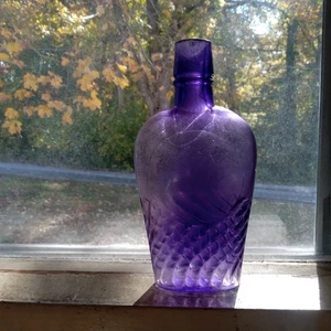 BONITA AMATISTA 1890S BASE REMOLINO 1/2 PINTA ATAÚD FRASCO DE WHISKY SOPLADO A MANO BONITO - Imagen 1 de 1