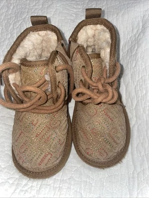Botas UGG Niño Pequeño Talla 9 Neumel II Gráfico Puntada Logo Castaño Marrón Cremallera Lateral Foto 1 de 4
