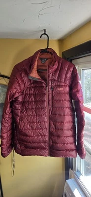 Chaqueta de plumón Outdoor Research Helio para mujer XL arándano usada Foto 1 de 4