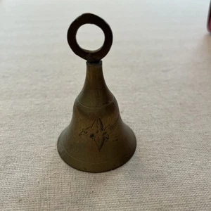 Campana de latón vintage grabada pájaro hecho en la India - Imagen 1 de 4