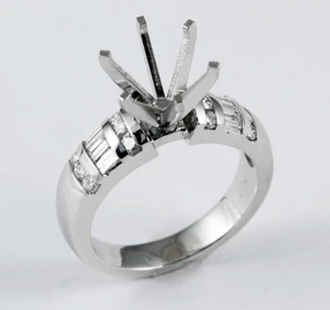 Anillo de compromiso Sami redondo de diamantes baguette de 0,75 quilates de oro blanco de 14 quilates VS1-VS2 - Imagen 1 de 3