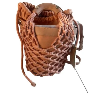 Nuevo con etiquetas Bolso Bandolera Steve Madden Bucket Net Cricket Rosa Rubor Precio de venta sugerido por el fabricante: $98.00 - Imagen 1 de 12