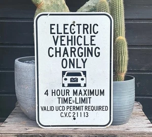 VEHÍCULO ELÉCTRICO ORIGINAL EE. UU. SOLO CARGA PLACA DE TRÁFICO 46x30 TESLA E AUTO - Imagen 1 de 4
