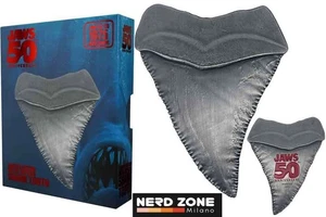 PREORDER - FANATTIK - Jaws 50th Anniversary Shark Tooth Medallion - Foto 1 di 6
