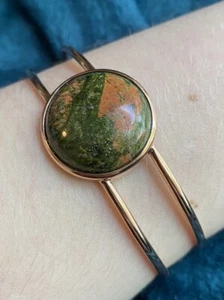 Bracelet Unakite Cuff Rose Gold Tone BBJ Signed Elegant & Fashionable Jewelry - Picture 1 of 11