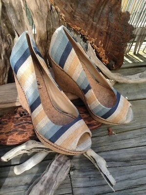 ESPLÉNDIDOS Zapatos de tacón alto de cuña de corcho tonal a rayas de lona con punta abierta Talla 10 Foto 1 de 4