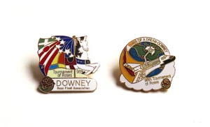 2 Vintage Downey, CA, Rose Float Assoc. 96. & 98. Turnier der Rosen Anstecknadeln - Bild 1 von 2