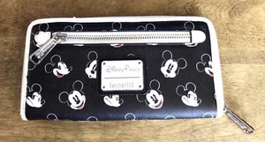 CARTERA CON CREMALLERA MICKEY MOUSE CON ESTAMPADO INTEGRAL LOUNGEFLY PARQUES DISNEY EN BLANCO Y NEGRO USADA - Imagen 1 de 14