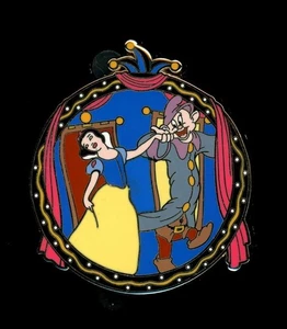 Prendedor Disney Festival of Fantasy Desfile Revelar/Ocultar Misterio Blancanieves y Dopey - Imagen 1 de 1