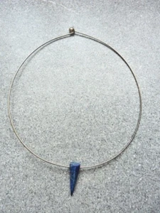 Halsreif mit Lapislazuli-Anhänger (Kegelform) - Bild 1 von 2