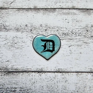 1970er Herz türkis Buchstabe D Emaille Vintage Verzierung Fraktur Name Liebe - Picture 1 of 2