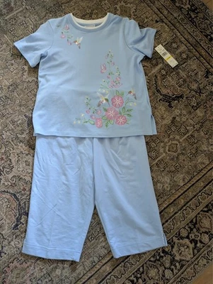 Conjunto Camiseta y Pantalones Capri Alfred Dunner Azul Bordado Colibrí pm med Foto 1 de 4
