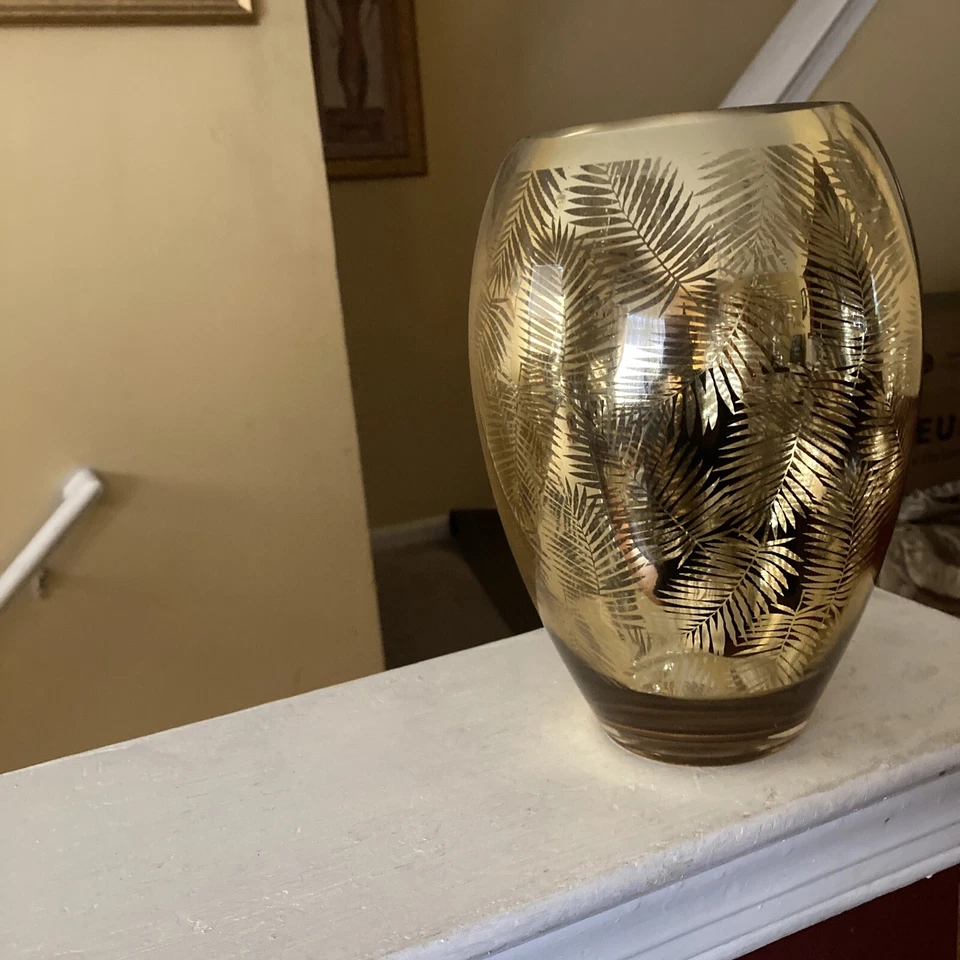 Jarrón de cristal dorado para flores con diseño de hojas 10” pulgadas de alto 8” pulgadas de ancho Foto 1 de 4