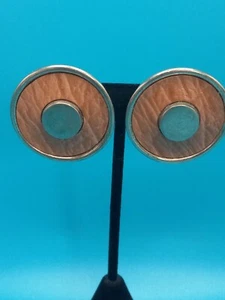 Pendientes de clip redondos Bergere de mediados de siglo de cuero tostado en tono dorado en relieve - Imagen 1 de 9