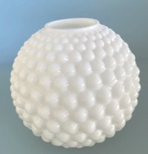 Jarrón vintage de vidrio blanco con forma de esfera de clavo de leche - Imagen 1 de 5