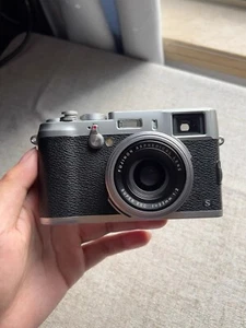 Cámara digital Fujifilm X100S 16,3 MP 90 % nueva con cargador y batería plateada - Imagen 1 de 12