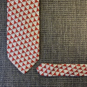 Von Robert Talbott Seidenkrawatte für jungen Mann ausgefallen rot mit schwarzer geometrischer Grafik - Bild 1 von 10