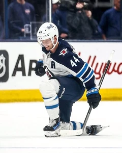 Foto de hockey de Josh Morrissey One Knee Goal Celebration Winnipeg Jets 8x10 NHL - Imagen 1 de 1
