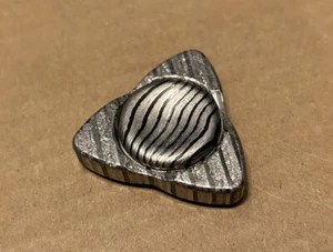 Tri calmante girador de titanio cristalizado / circonio metal forjado - triángulo EDC - Imagen 1 de 9