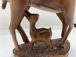 Vintage handgeschnitzte Holzskulptur Gazelle Antilope Stillen Säugen Baby Mutter - Bild 1 von 14