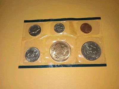 1984 PHILADELPHIA SOUVENIR MINT SET  ! - Image 1 of 2