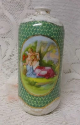 Jarrón de porcelana vintage de rosas retrato icónico ilustrado escena victoriana de Austria Foto 1 de 4