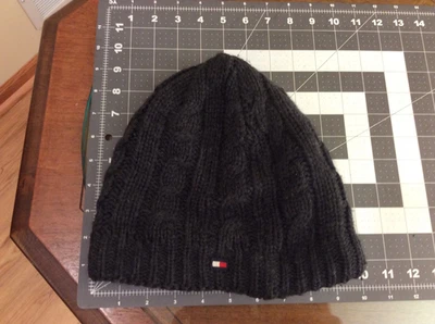 GORRO PARA HOMBRE TOMMY HILFIGER TEJIDO CON CABLE FORRADO DE LANA CARBÓN Foto 1 de 4