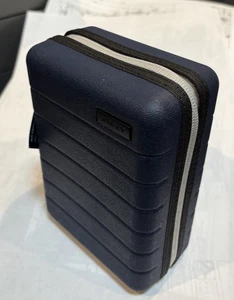AWAY x UNITED Airline The Mini Suitcase United Polaris Amenity Kit - Bild 1 von 6