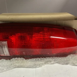 Eagle Eyes #GM080-B000L Chevrolet GMC Driver Side Left Rear Tail Light - Foto 1 di 1