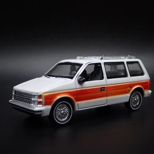 1984-1990 Dodge Caravan weiß Maßstab 1:64 Sammlerstück Diorama Diecast Modellauto - Bild 1 von 7