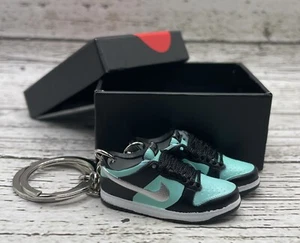 Par de llaveros para zapatillas de baloncesto 3D negro verde azulado con caja mini regalo Sneakerhead - Imagen 1 de 1