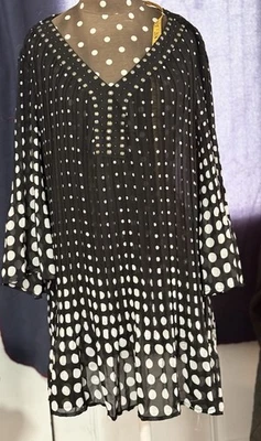 Blusa Woman Within 1x 22/24 Lunares Blanco y Negro Manga Acampanada 3/4  Foto 1 de 4