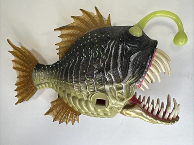 Toys R Us Chap Mei Pescador de Mar Profundo Peces Juguete Animal Planeta Brilla en la Oscuridad 2014 Foto 1 de 3