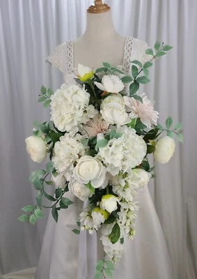 Ramo de boda de imitación de flores de jardín de verano blanco Foto 1 de 4