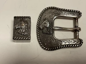 Vintage verzierte 1994 silberfarbene Metall Gürtelschnalle mit Halterschlaufe, ROC Taiwan - Bild 1 von 4