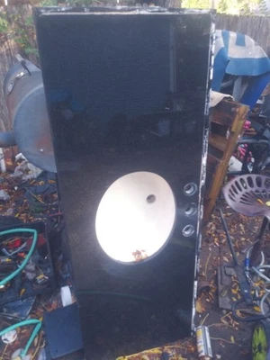 白色水槽黑色花岗岩台面上衣。 水龙头镂空 12 平方英尺 — 第 1/3 张图片