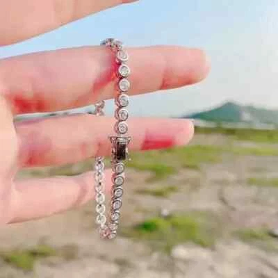 Brazalete de tenis con bisel de diamantes de corte redondo de 9 quilates creado en laboratorio enchapado en oro blanco de 14 quilates Foto 1 de 4