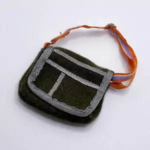 Tokyo A Go Dylan MGA Muñeca Bratz Boyz Verde Oliva Naranja Bolso Cartera - Imagen 1 de 3