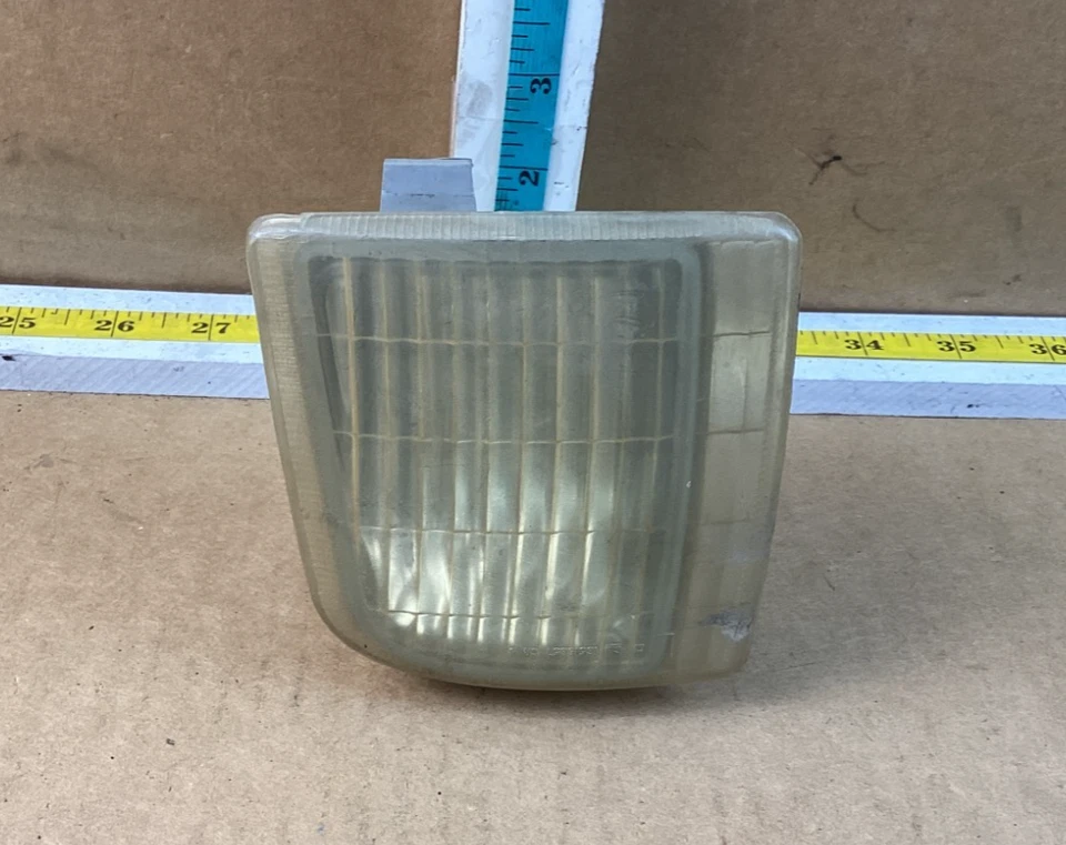 1995-2005 Chevrolet Astro Left Driver Side Corner/Park Marker Light 16518655 OEM - Image 1 of 4
