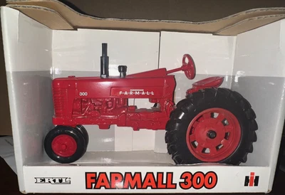 Ertl 1/16 Farmall 300 Tractor #14000 #232* - Image 1 of 2