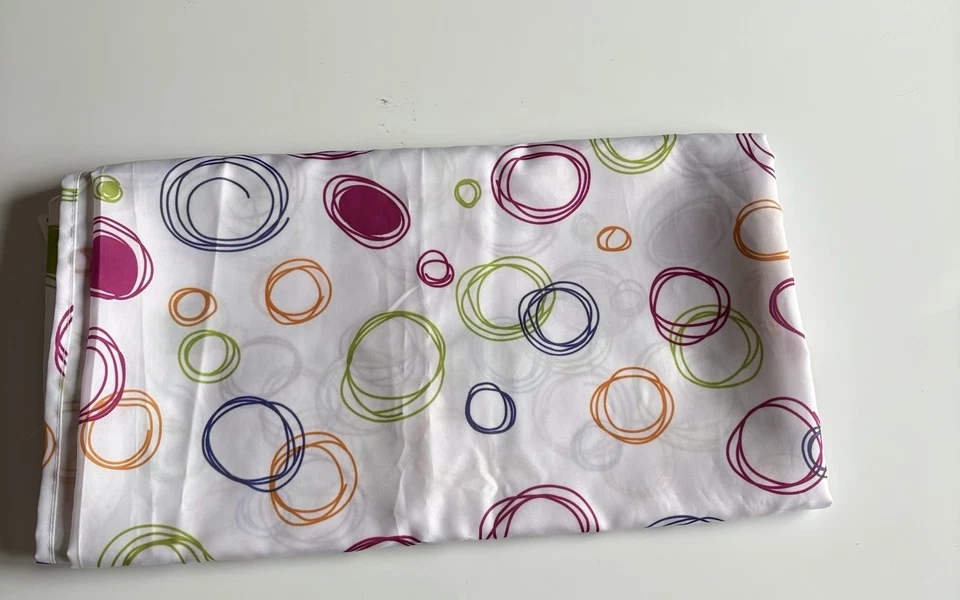 Cortina de ducha colorida con patrón de círculo Foto 1 de 2