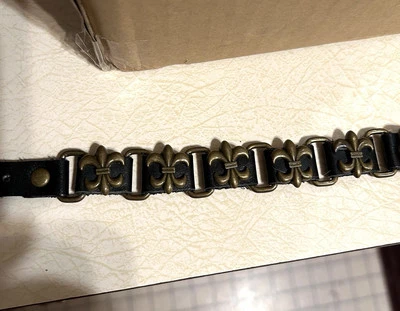 Pulsera de cuero y latón; cierre de hebilla; New Orleans Saints; Fleur di Lis Foto 1 de 4