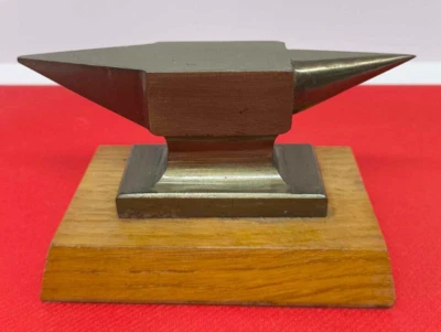 Ancienne petite enclume d'orfèvre joaillier bijoutier en métal sur socle bois - Photo 1/4