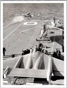 PM Original Photo De Havilland Sea Vixon Launching from a Carrier 6 x 8 - Picture 1 of 2