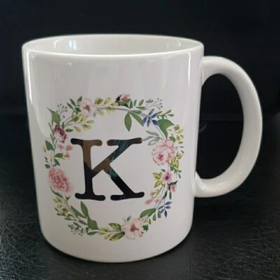 Caneca de café grande floral letra 'K' monograma ouro flores iniciais branco - Imagem 1 de 4