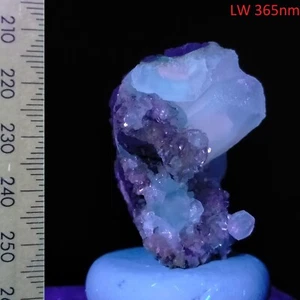 Calcite fluorescent crystals w/ Heulandite long wave mineral specimen 123ct - Picture 1 of 8