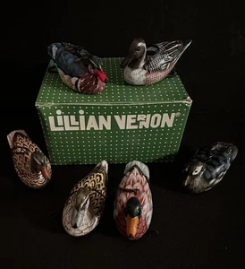 "Juego de 6 adornos colgantes vintage de pato de madera Lillian Vernon de 2"" con caja" - Imagen 1 de 10