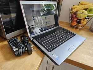 Silver/red Dell Studio 1535 15.6" 500GB HDD 4GB RAM Win Vista Webcam Laptop - Picture 1 of 18