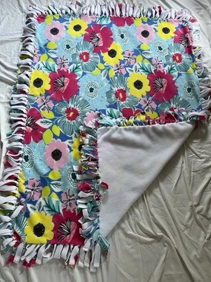 Nueva manta polar atada hecha a mano, flores coloridas y espalda blanca. 52”x39” Foto 1 de 2