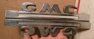 GMC 1947 1954 CAMIONETA PICKUP CAPÓ EMBLEMA LATERAL PAR CROMO ORIGINALES PÁTINA GM Foto 1 de 4